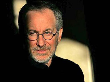 La critique n'a pas toujours été tendre avec Spielberg, taxé d'utiliser la grosse machine hollywoodienne à des fins mercantiles.