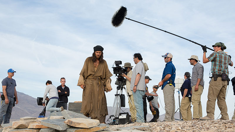 On location during the five-­week shoot, García’s key ally proved to be director of photography Emmanuel Lubezki. The Mexican cinematographer, nicknamed “Chivo,” earned Academy Awards for Birdman and Gravity, Because of Last Days in the Desert’s modest budget, Lubezki suggested using natural light whenever possible.